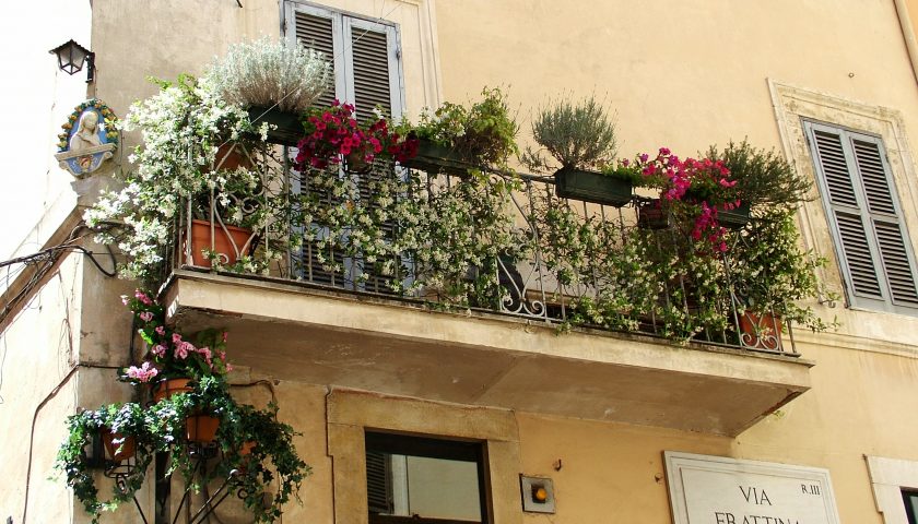 Balkon na którym jest mnóstwo kwiatów