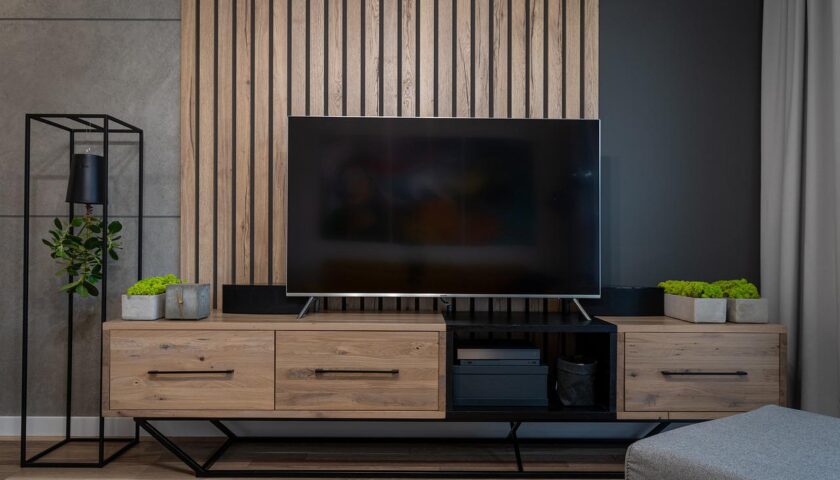 Nowy, duży telewizor stoi w salonie w domu
