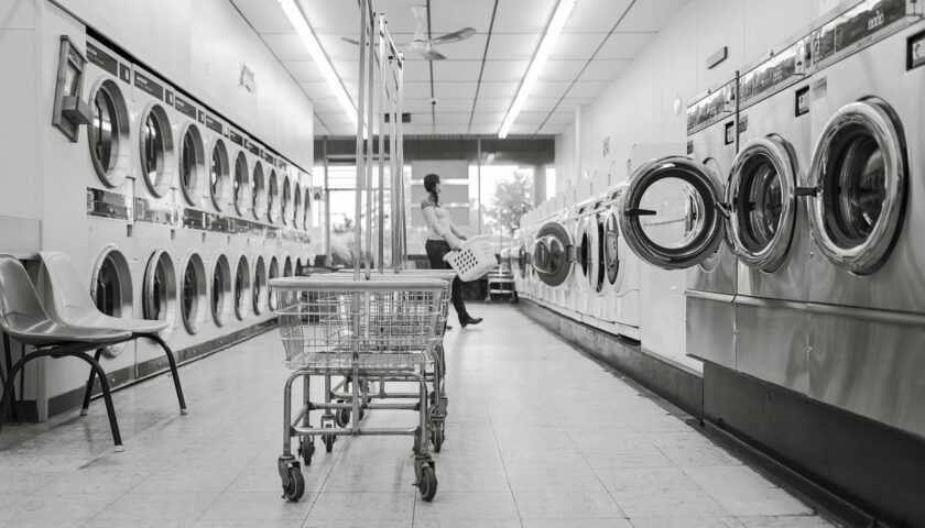 Kobeta robi pranie w małej pralce