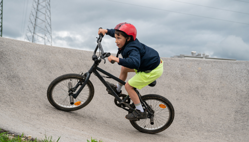 Chłopiec jeździ na rowerze BMX po rampie