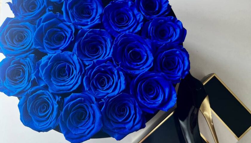 Przygotowany bukiet z niebieskich róż