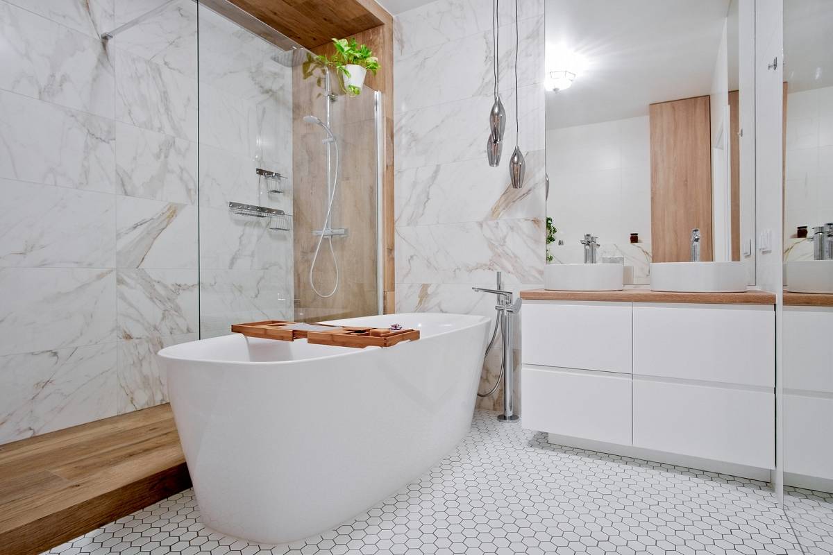 Łazienka inspiracje płytki heksagon raw decor mozaika do łazienki